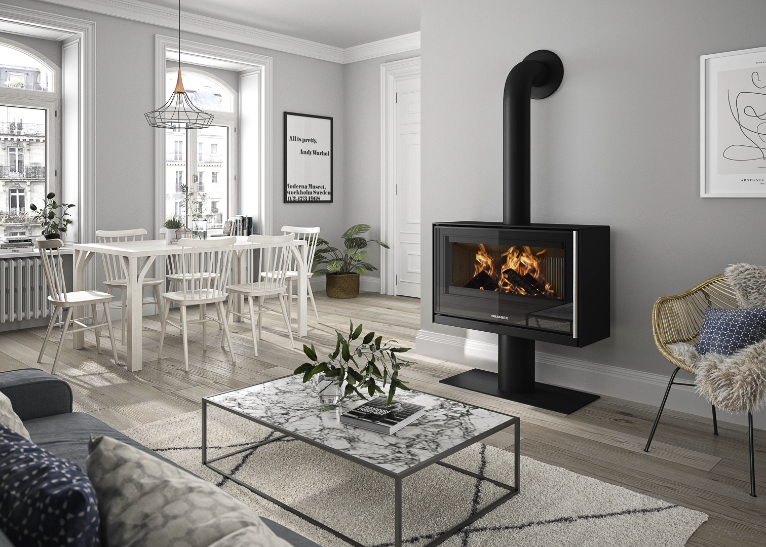 ORANIER Holzkaminofen Ziva XL Stahl Schwarz auf Standfuß in einer Wohnung im Landhausstil. Weißer schlichter Esstisch links.