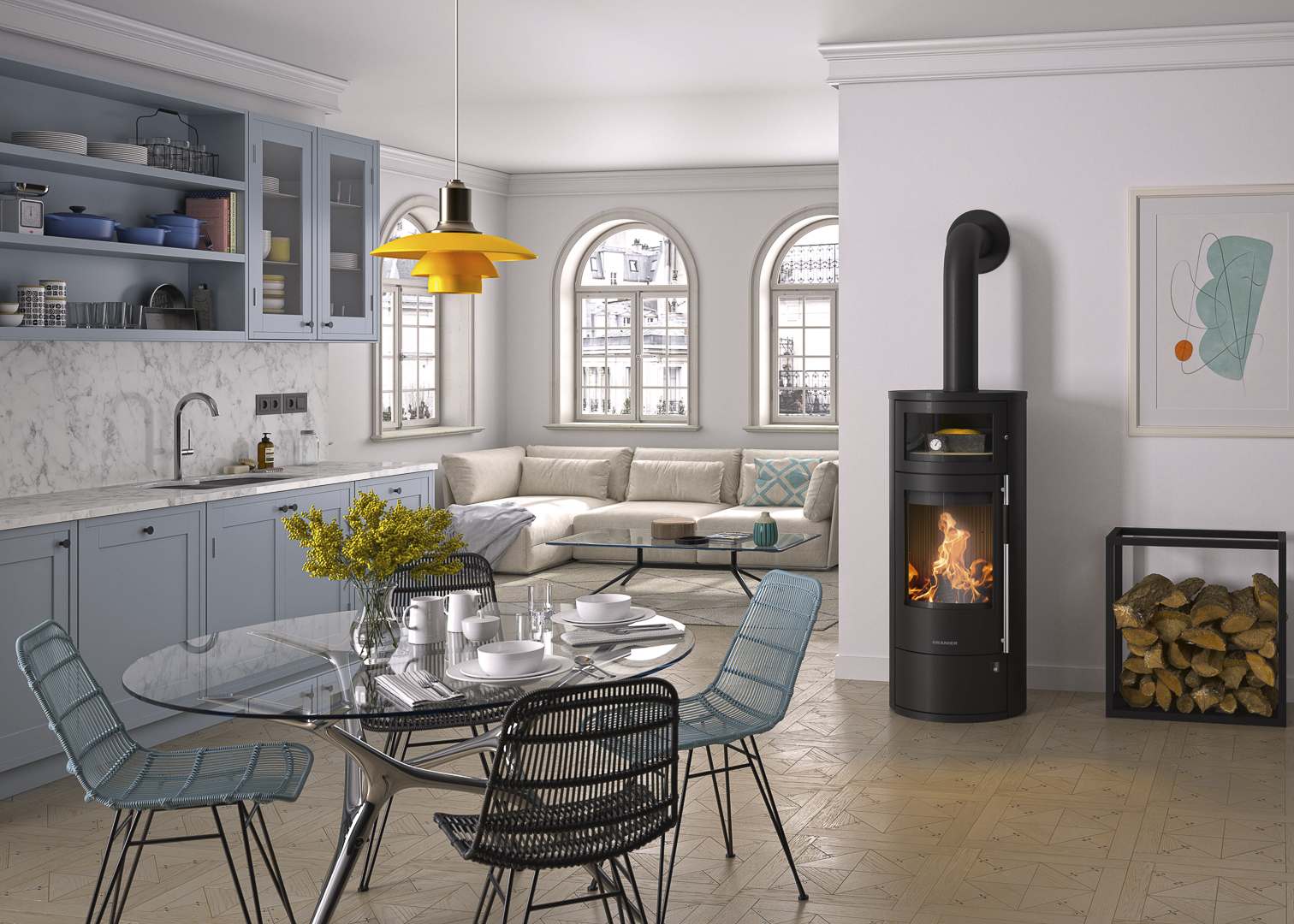 Wohn-Essbereich mit Kaminofen. Küche im Hintergrund im Landhausstil mit Glastisch und Stühlen. Backraum im Kaminofen.