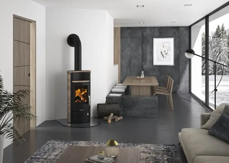 Ambientebild ORANIER Kaminofen 5575 74 Pori 5 Stahl Schwarz mit Keramikverkleidung Grappa