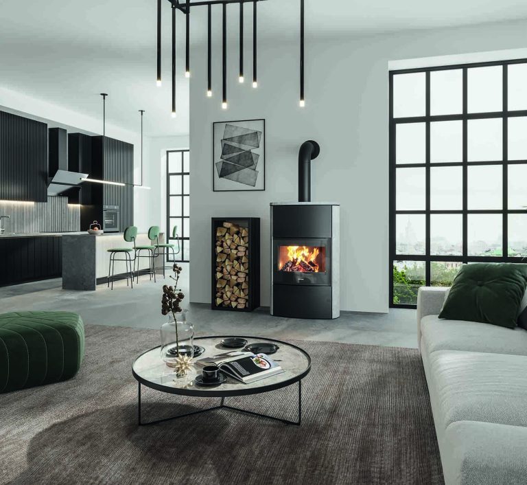 modernes gemütliches Wohnzimmer an der Wand ein Feras W Plus in Speckstein