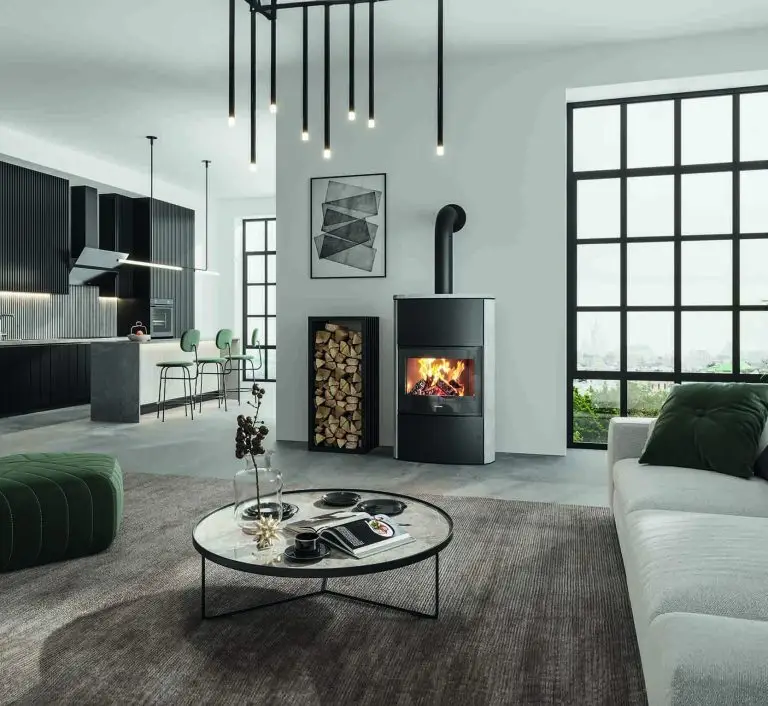 modernes, gemütliches Wohnzimmer, an der Wand ein Feras W Plus aus Speckstein