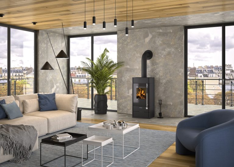 Penthouse Wohnzimmer modisch eingerichtet mit Sofa und Kaminofen Teja.
