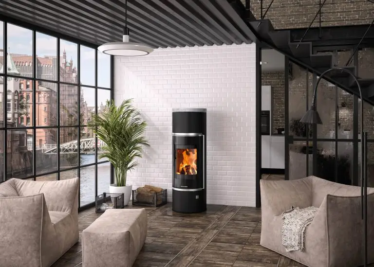 ORANIER Kaminofen Arena Aqua 2.0 in einem Loft ähnlichen Ambiente, urbanes Umfeld
