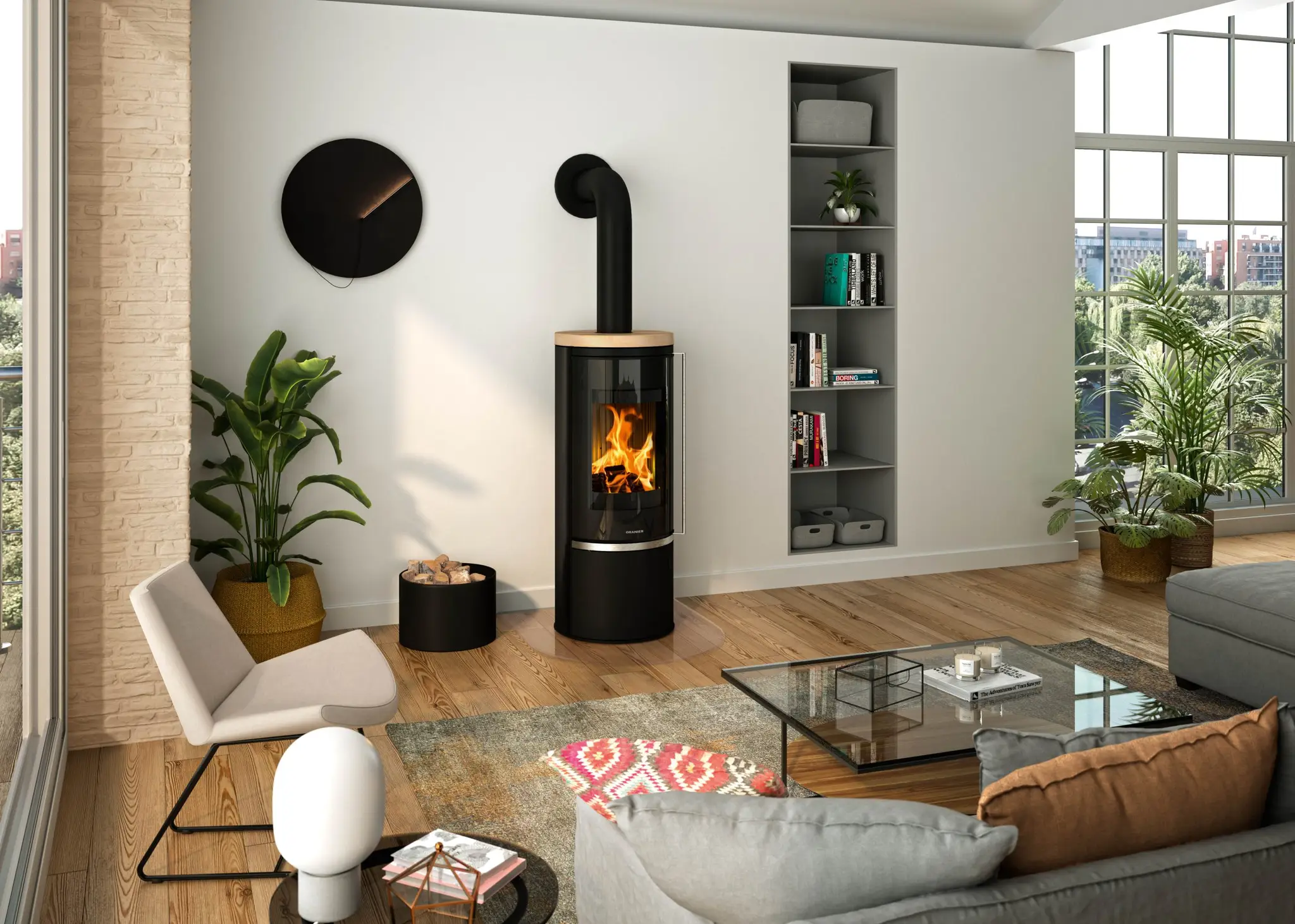 Image d'ambiance ORANIER Poêles à bois Arena 2.0 Noir, dessus Noir avec plaque de recouvrement Pierre sable dans un salon aéré avec de grandes fenêtres et un intérieur chaleureux