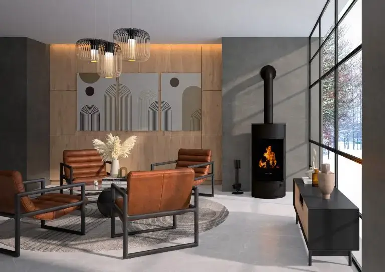 Ein modernes, gemütliches Wohnzimmer mit braunen Ledersesseln, abstrakter Wandkunst, stilvollen Hängelampen und einem brennenden Kaminofen Polar Neo pureblack vor großen Fenstern mit Winterausblick.