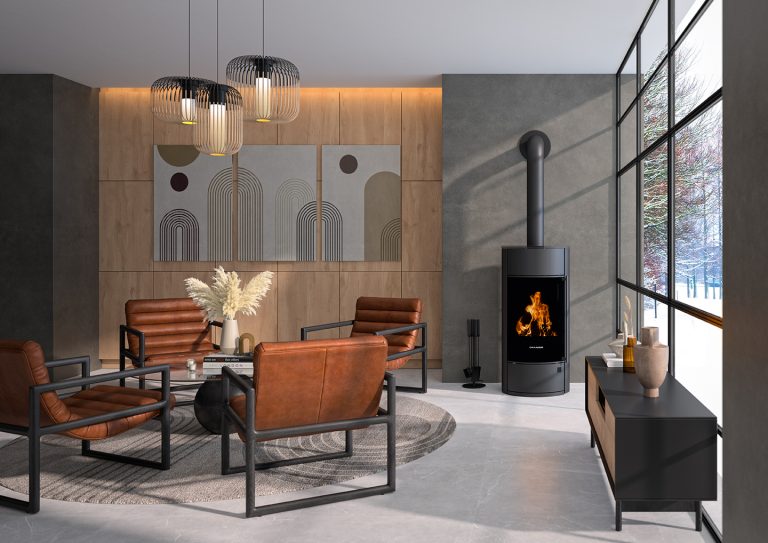 Ein modernes, gemütliches Wohnzimmer mit braunen Ledersesseln, abstrakter Wandkunst, stilvollen Hängelampen und einem brennenden Kaminofen Polar Neo pureblack vor großen Fenstern mit Winterausblick.