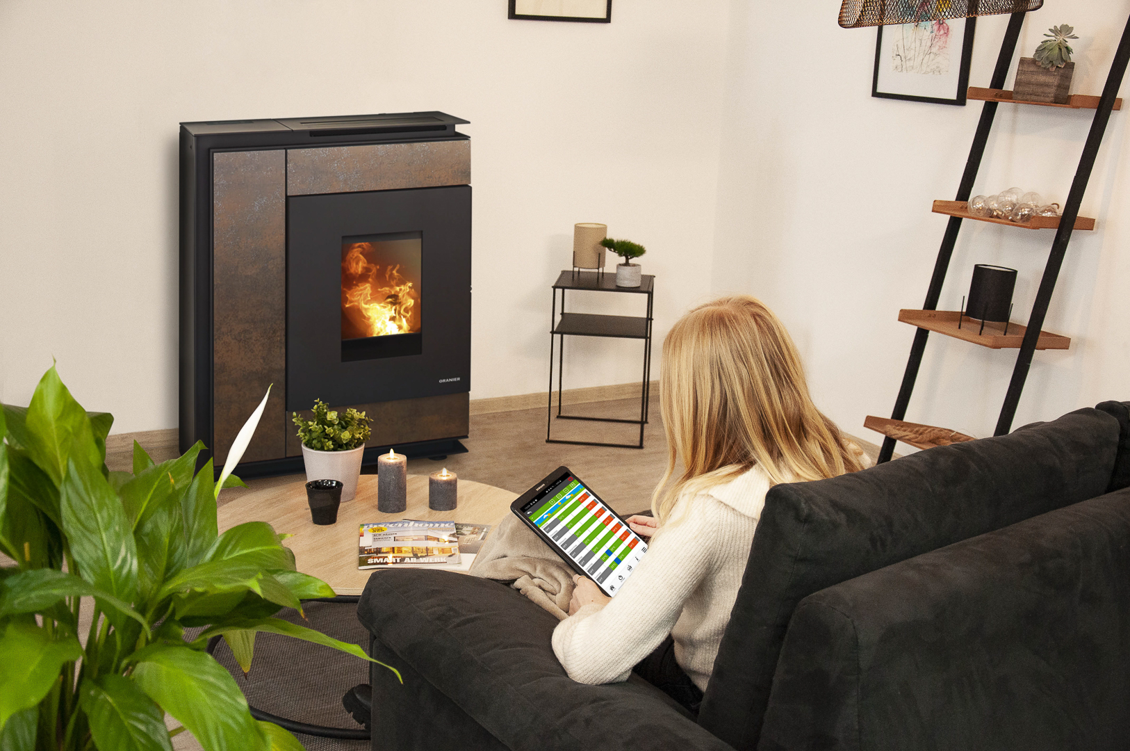 Femme devant des Poêles à granulés avec commande du SmartCon.