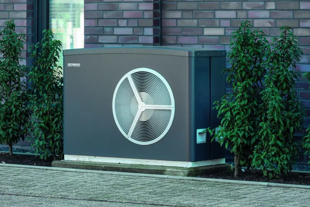 Luft-Wasser-Wärmepumpe von Stiebel Eltron im grauen Gehäuse