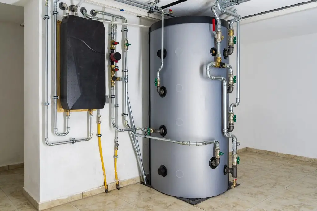 Moderner Wärmespeicher, Pufferspeicher für Heizwasser und Brauchwasser.