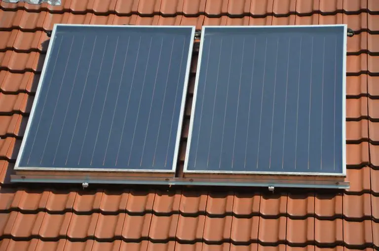 Flachkollektor auf einem Dach einer Solarthermie-Anlage