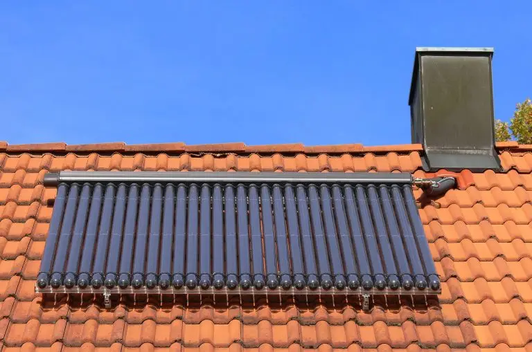 Vakuumröhrenkollektor einer Solarthermie-Anlage auf einem Dach