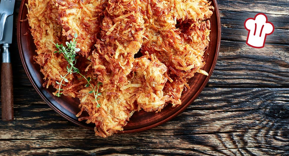 Auf dem Bild sieht man Kartoffelrösti à la Legeauf einem braunem Teller