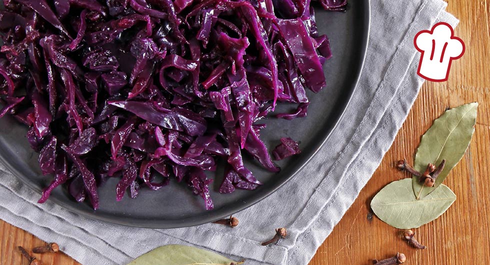 Das Bild zeigt Rotkohl à la Legeauf einem schwarzem Teller