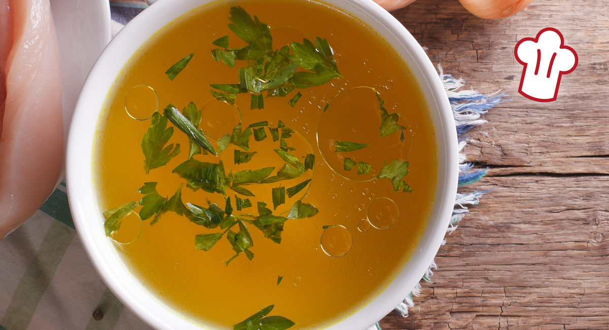 Auf dem Bild sieht man eine Hühnersuppe à la Lege und Oma in einer weißen Schüssel