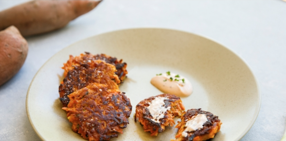 Süsskartoffel Bratlinge mit Chipotle-Sahne