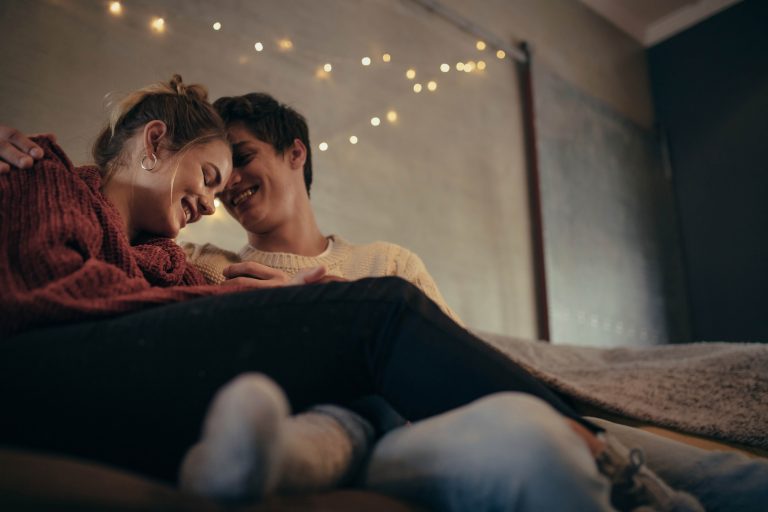 junges verliebtes Paar kuscheln auf dem Sofa