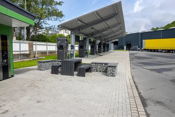 12 Schnellladesaeule im ORANIER e-Pwer Ladepark Haiger-Sechshelden